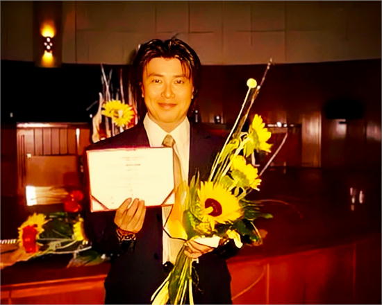 ツィンバロン奏者斉藤浩 2006年 スロバキア国立バンスカービストリツァ芸術アカデミー ツィンバロン科 首席卒業 ディプロマ授与式 アジア人初取得 赤いディプロマは首席の証 ハンガリー国立リスト音楽院から編入 EU加盟の激動期に学長特別推薦枠で卒業 松江観光大使 NHK大河ドラマべらぼう 20周年