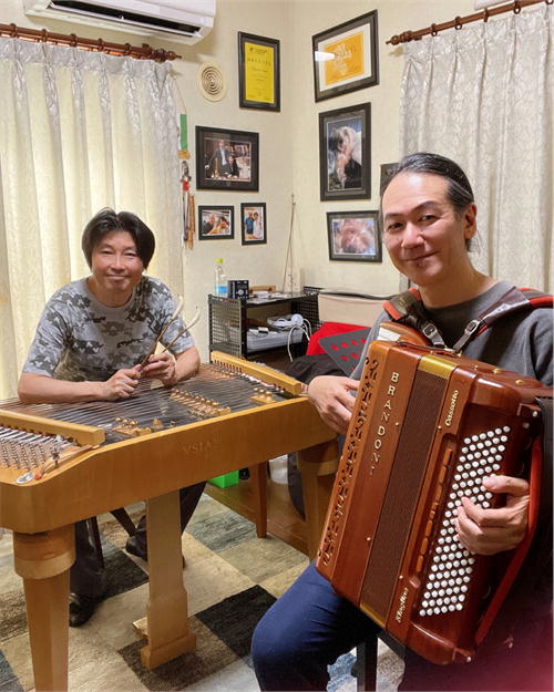 音楽室でツィンバロンとアコーディオンを演奏する斉藤浩と歌島昌智さん